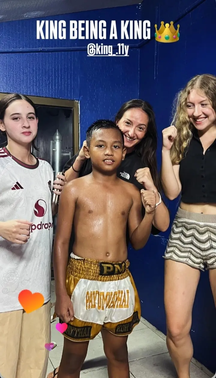Jeune combattant King avec ses supportrices après un combat en avril 2026