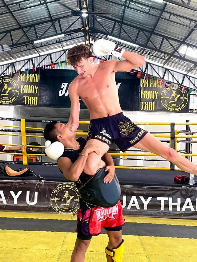 Kru Payu and Evan Werry training on pads at PM Payu Muaythai in Koh Samui