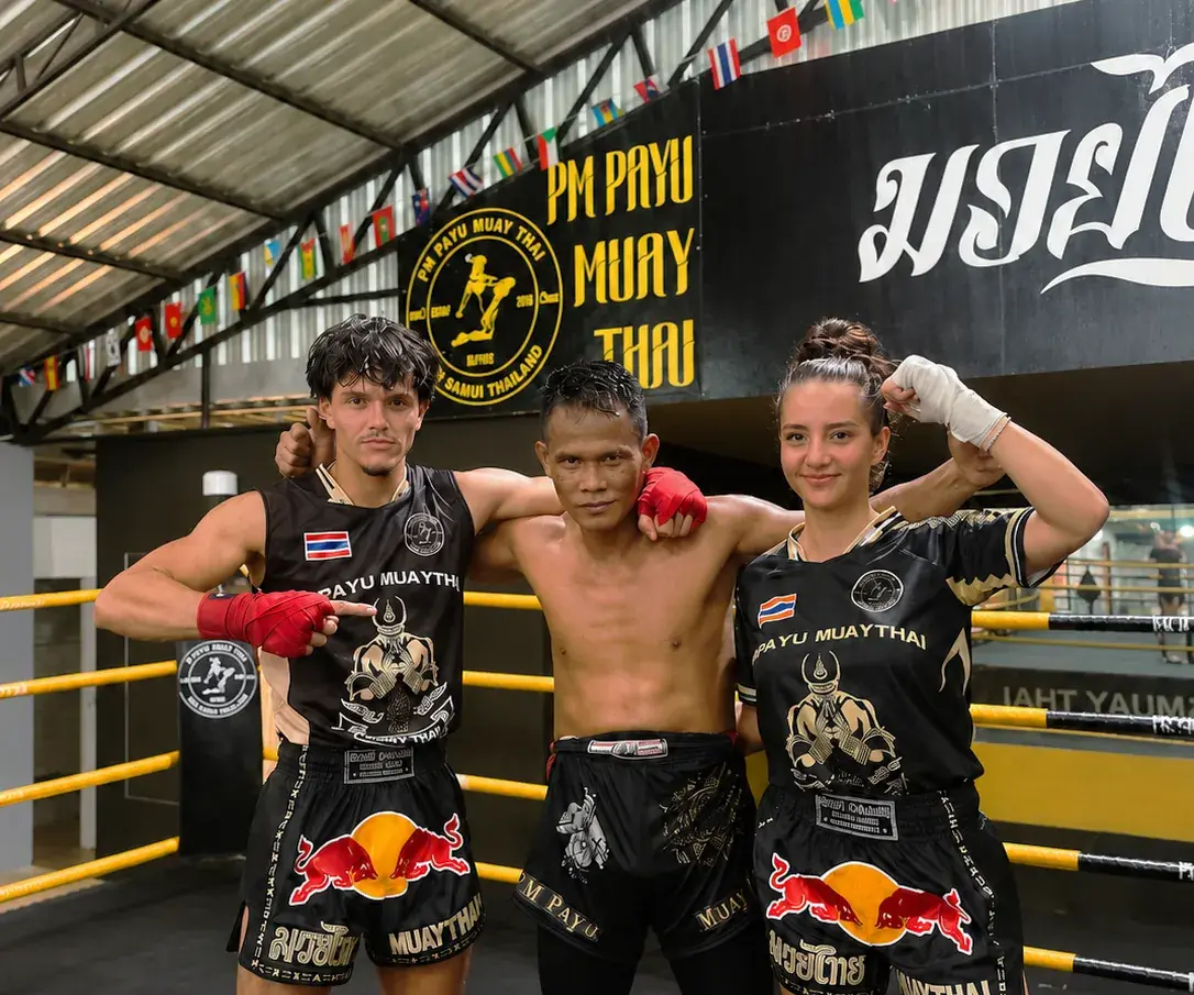 Kru Ae mit zwei Schülern im Privattraining im PM PAYU Muaythai, Koh Samui