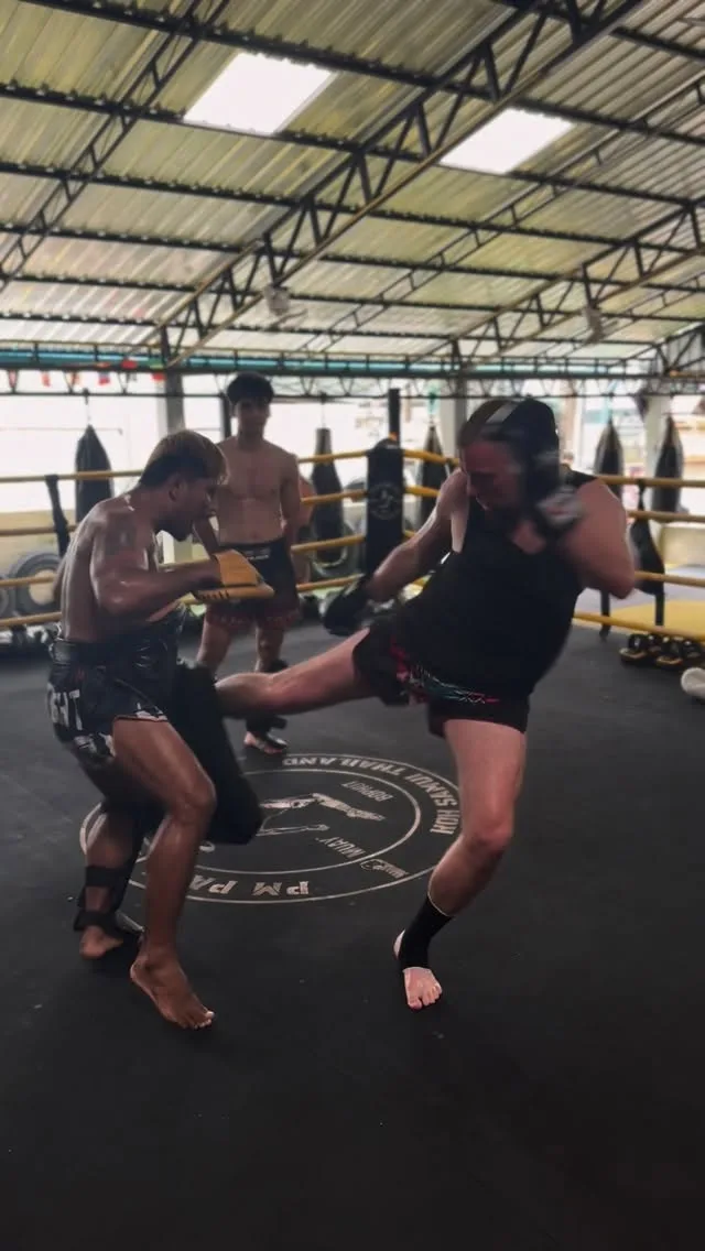 Kru Koban training pads and boxing at PM Payu Muaythai in Koh Samui